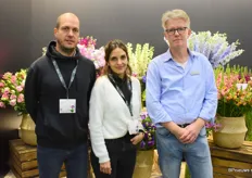 Camilo Cano, productmanager, en Christina Lopez, Flower designer, van Pan American samen met Henric van der Krogt. Voor het eerst met product uit weefselkweek en stek op de beurs. De producten die uit weefselkweek en stek verkrijgbaar zijn, zijn Gips, Limonium en Dianthus Barbatus.